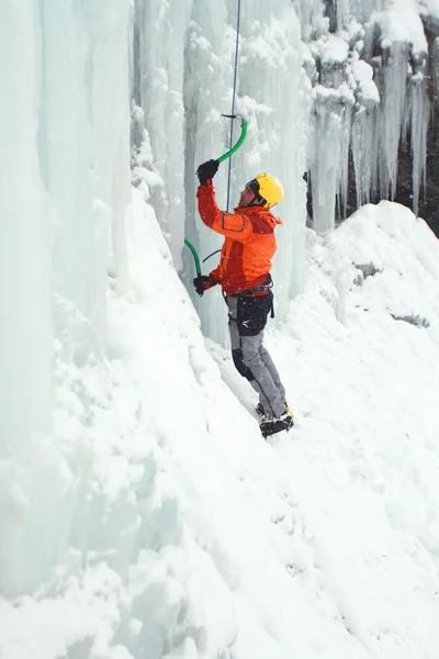 De waterval ijsklimmen. — Stockfoto