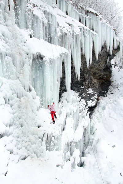 Gelo escalando a cachoeira . — Fotografia de Stock