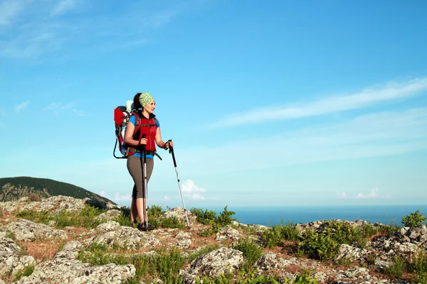 Una joven trekking con su bebé — Foto de Stock