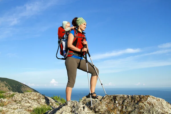 Una giovane donna trekking con il suo bambino — Foto Stock