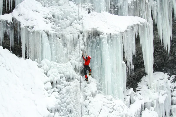 Escalade de glace dans le Caucase du Nord . — Photo