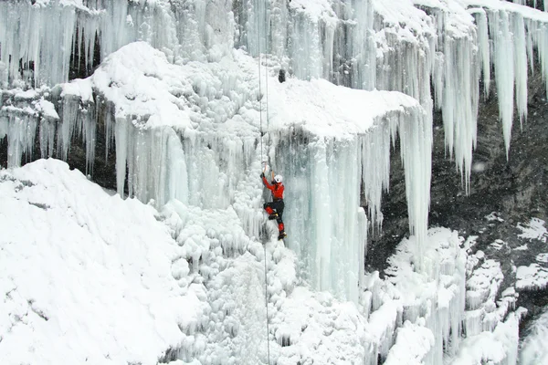 Arrampicata su ghiaccio nel Caucaso settentrionale . — Foto Stock