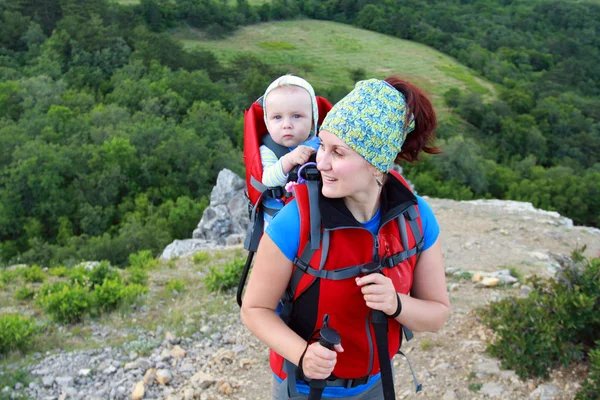 彼女の赤ちゃんと一緒にトレッキング若い女性 — ストック写真
