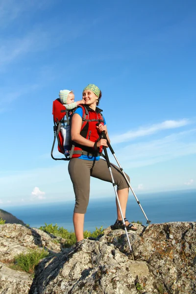 Młoda kobieta, trekking z jej dzieckiem — Zdjęcie stockowe
