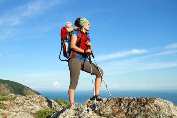 Maman est dans le sac à dos de l'enfant . — Photo