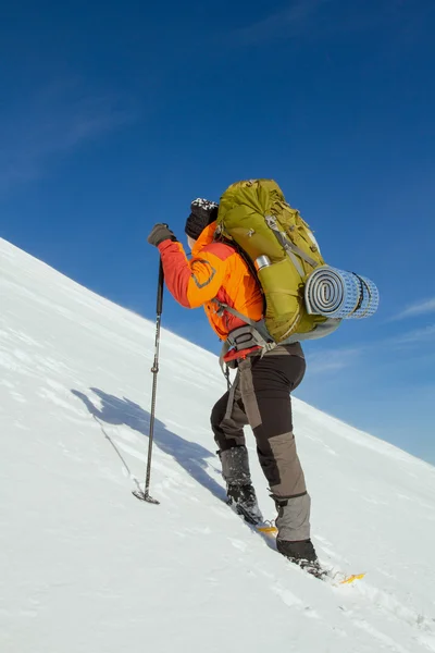 Excursionista en las montañas de invierno — Foto de Stock