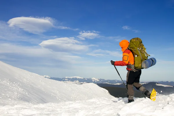 Excursionista en las montañas de invierno — Foto de Stock