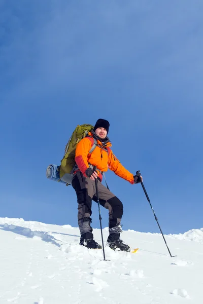 Excursionista en las montañas de invierno — Foto de Stock