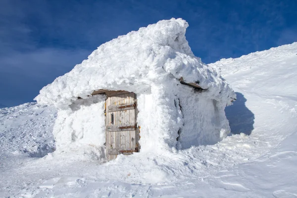 Cabana na neve. — Fotografia de Stock