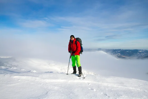 Kış dağlarında yürüyüş yapan — Stok fotoğraf