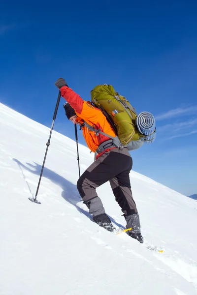 Hiker in winter mountains — Stock Photo, Image