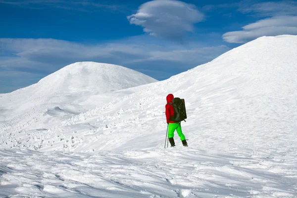 Caminhante em montanhas de inverno — Fotografia de Stock