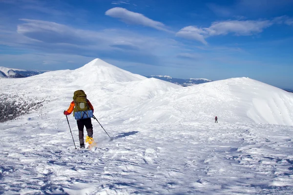 Turysta w górach zimowych — Zdjęcie stockowe