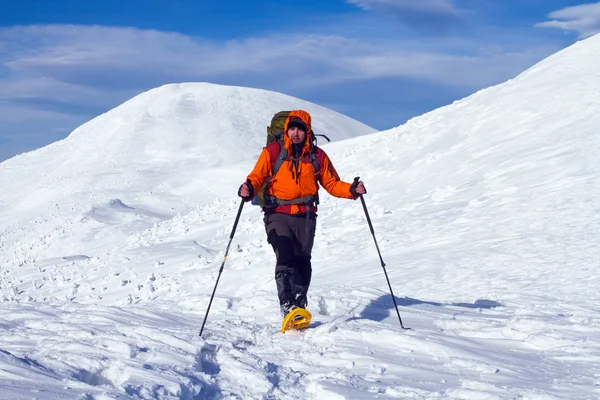 Caminhante em montanhas de inverno — Fotografia de Stock