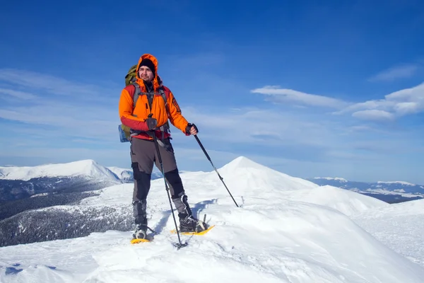 Excursionista en las montañas de invierno — Foto de Stock