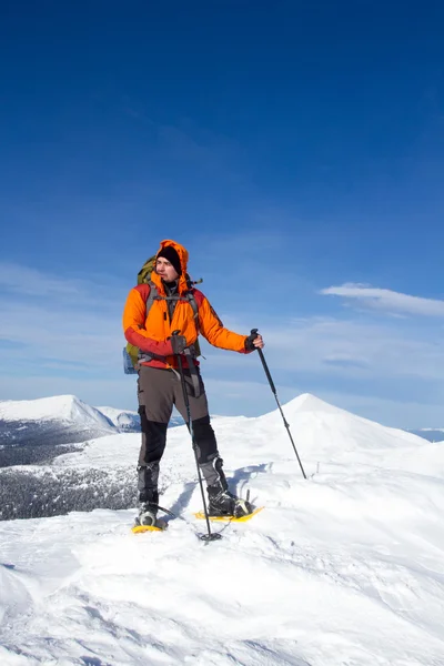 Hiker in winter mountains — Stock Photo, Image