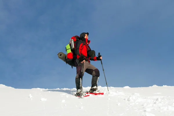 Escursionista in montagna invernale — Foto Stock