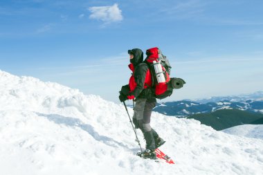 Kış dağlarında yürüyüş yapan