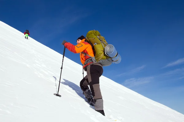 Hiker in winter mountains — Stock Photo, Image