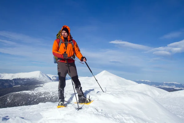 Excursionista en las montañas de invierno — Foto de Stock