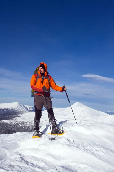 Excursionista en las montañas de invierno — Foto de Stock