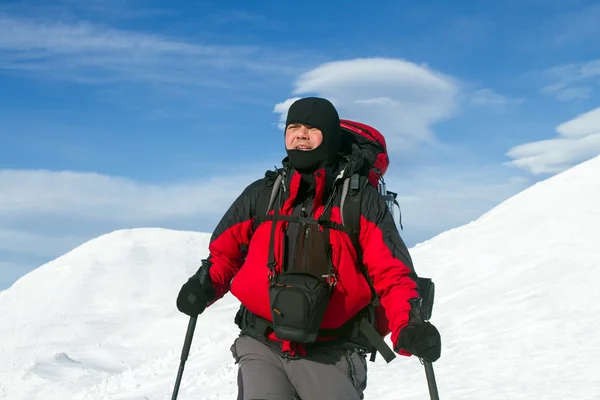 Escursionista in montagna invernale — Foto Stock