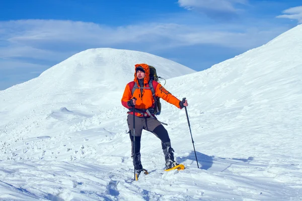 Excursionista en las montañas de invierno —  Fotos de Stock