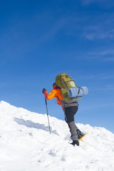 Hiker in winter mountains — Stock Photo, Image