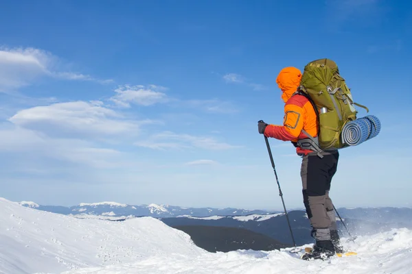 Excursionista en las montañas de invierno — Foto de Stock