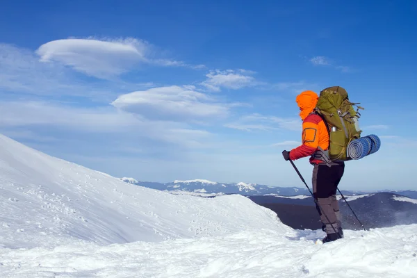 在山里徒步旅行带着背包和帐篷雪的冬天. — 图库照片