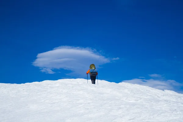 Dağlarda kar ayakkabıları bir sırt çantası ve çadır hiking kış. — Stok fotoğraf