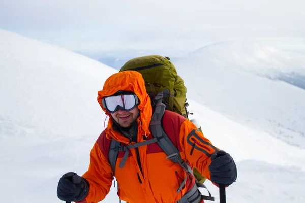 在山里徒步旅行带着背包和帐篷雪的冬天. — 图库照片