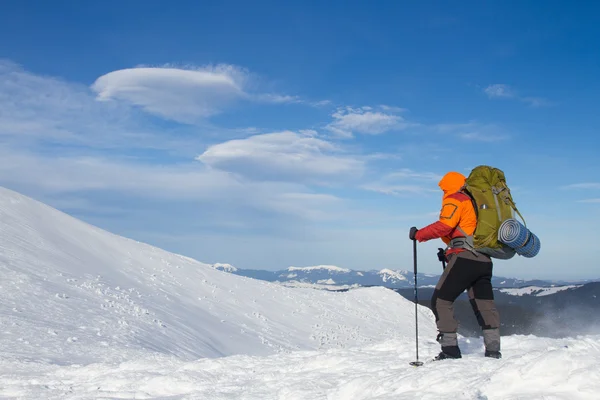 Caminhadas de inverno nas montanhas em sapatos de neve com uma mochila e tenda . — Fotografia de Stock