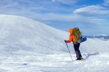 Dağlarda kar ayakkabıları bir sırt çantası ve çadır hiking kış.