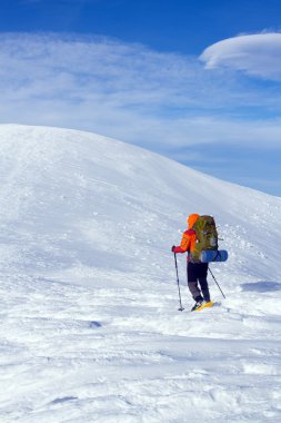 Dağlarda kar ayakkabıları bir sırt çantası ve çadır hiking kış.