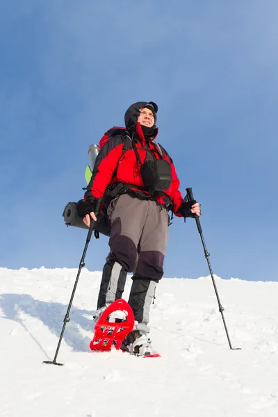 Dağlarda kar ayakkabıları bir sırt çantası ve çadır hiking kış. — Stok fotoğraf