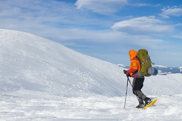 冬のバックパック、テント、スノーシューで山でのハイキング. — ストック写真