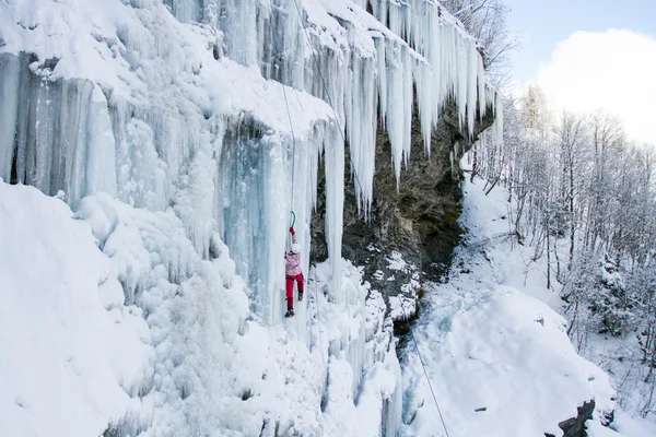 Arrampicata uomo cascata ghiacciata.Arrampicata su ghiaccio nel Caucaso settentrionale . — Foto Stock