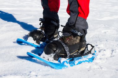 Dağlarda kar ayakkabıları bir sırt çantası ve çadır hiking kış.