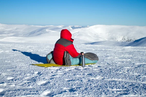 Hombre deportivo en la montaña trek, hombre sentarse y descansar —  Fotos de Stock