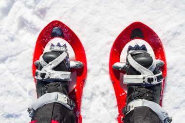 Dağlarda kar ayakkabıları bir sırt çantası ve çadır hiking kış.