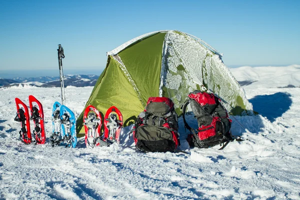 Campeggio durante le escursioni invernali in montagna Carpazi . — Foto Stock