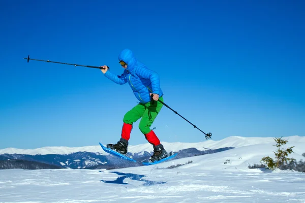 Escursioni invernali in montagna con le ciaspole con zaino e tenda . — Foto Stock