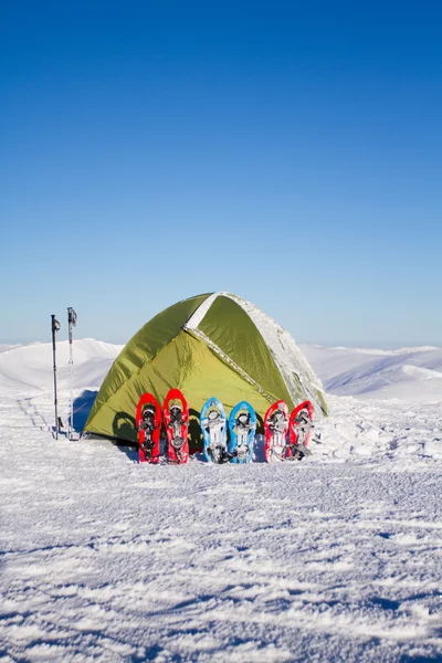 カルパティア山脈でのハイキング冬の間にキャンプ. — ストック写真