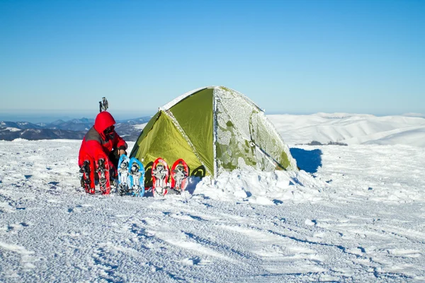 Kamperen in de winter wandelen in de Karpaten. — Stockfoto