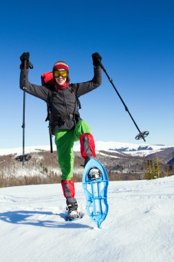 Dağlarda kar ayakkabıları bir sırt çantası ve çadır hiking kış.