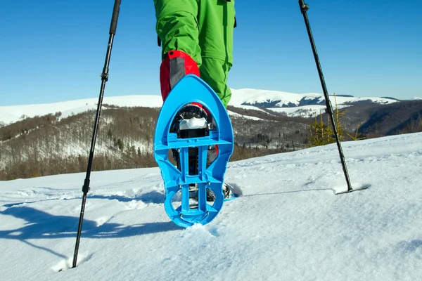 Winter wandelen in de bergen op sneeuwschoenen met een rugzak en tent. — Stockfoto