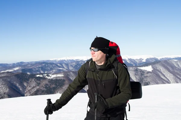 冬のバックパック、テント、スノーシューで山でのハイキング. — ストック写真