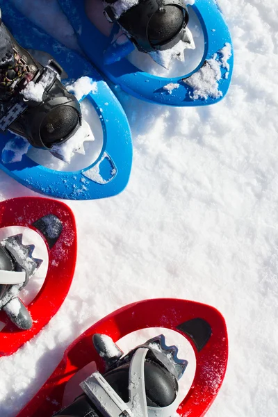 Winter wandelen in de bergen op sneeuwschoenen met een rugzak en tent. — Stockfoto