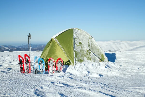 Kemping, téli túrázás a Kárpát-hegység. — Stock Fotó